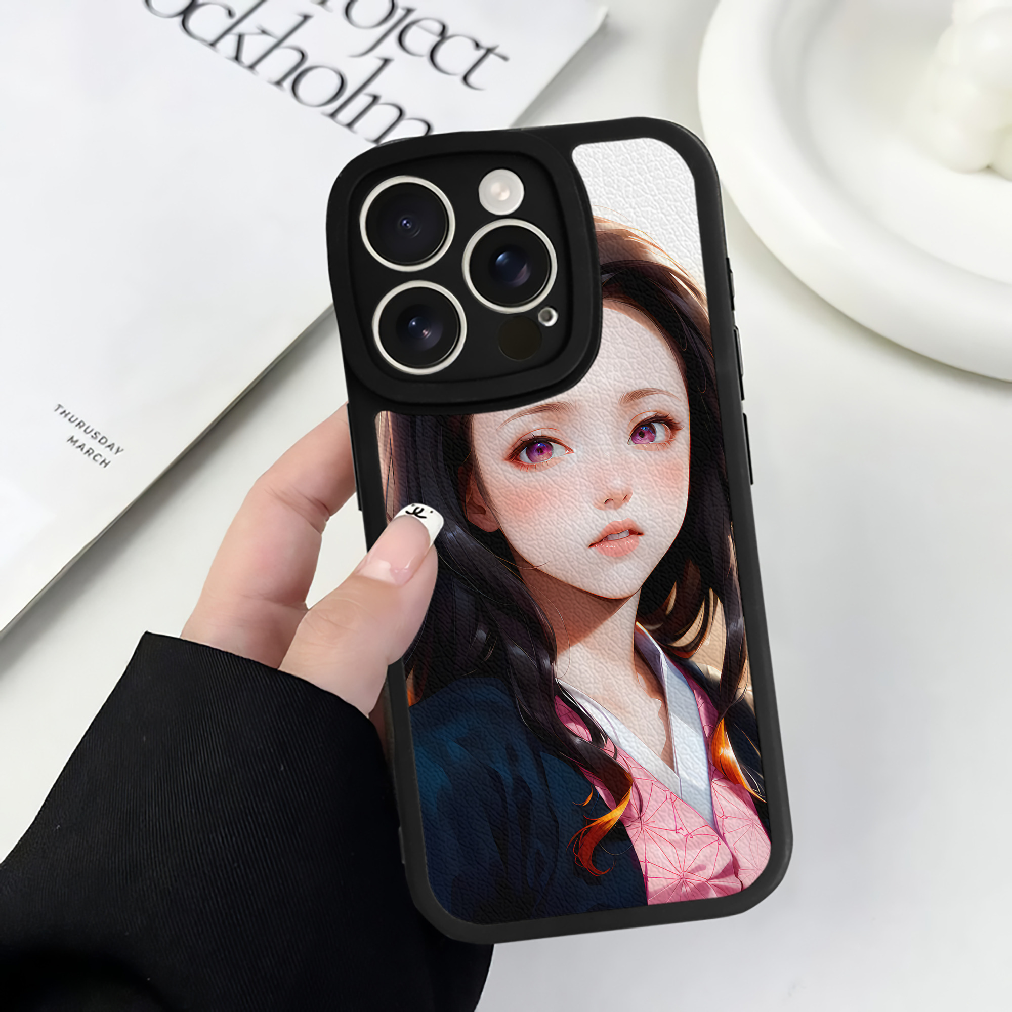 （画像用） 鬼滅の刃（きめつのやいば）竈門 禰󠄀豆子／かまど ねずこ Kamado Nezuko 【iPhone 16シリーズ対応】シリコンスマホケース（レザー調） 材質：シリコン
